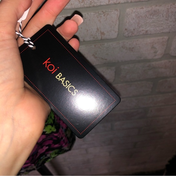 NWT Koi Basics multi color floral pattern V neck short sleeve scrub top - Picture 4 of 16